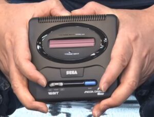 Mega Drive 2 Mini en las manos
